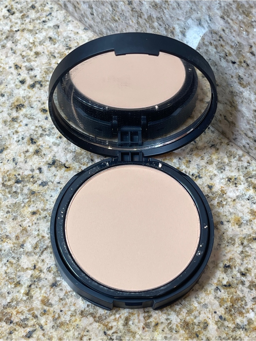 Bare Minerals BarePro 24-Hr Skin Perfecting Powder Foundation Light 22 Cool New